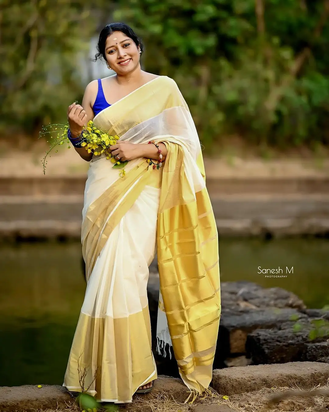 MALAYALAM ACTRESS ANUMOL STILLS IN WHITE SAREE 3